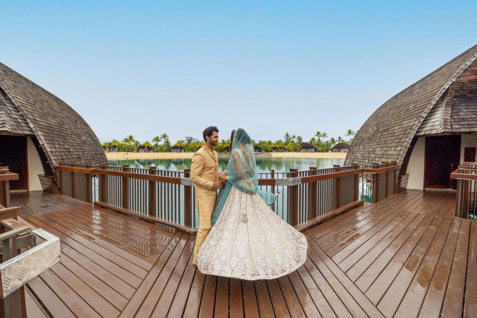 Fiji Marriott Resort Momi Bay Zewnętrze zdjęcie A couple at the Oberoi Beach Resort, Dubai