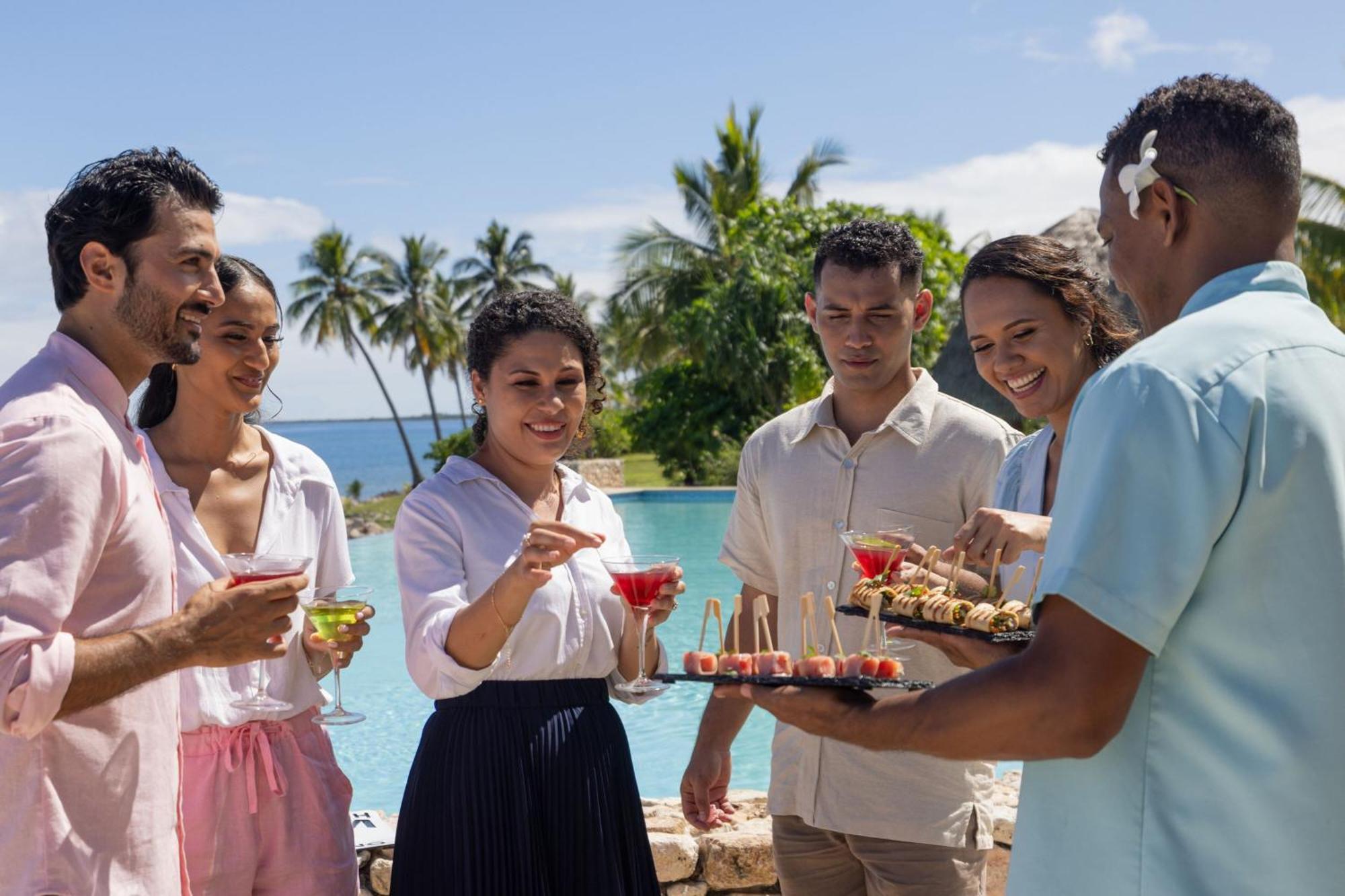 Fiji Marriott Resort Momi Bay Zewnętrze zdjęcie The resort's staff