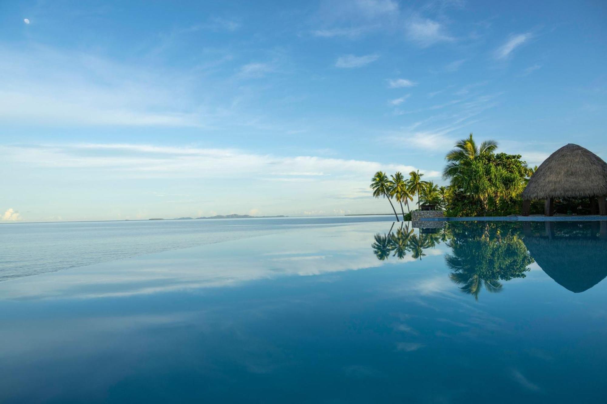 Fiji Marriott Resort Momi Bay Zewnętrze zdjęcie Infinity pool at the resort