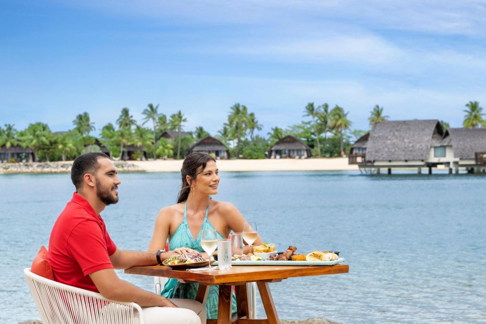 Fiji Marriott Resort Momi Bay Zewnętrze zdjęcie A couple at the beach