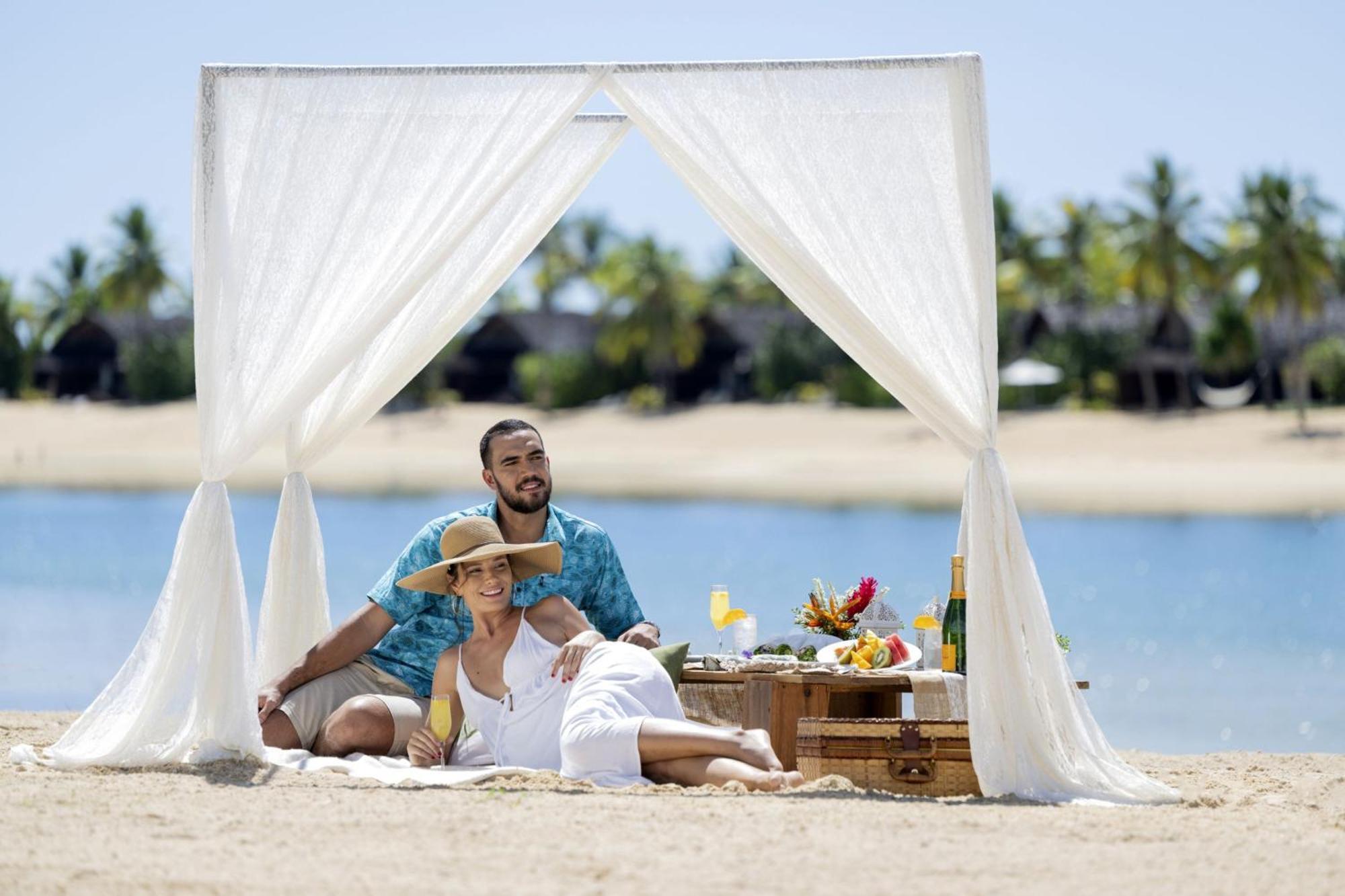 Fiji Marriott Resort Momi Bay Zewnętrze zdjęcie A couple on a picnic